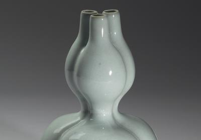 图片[2]-Gourd-shaped vase with three-neck body in pale green glaze, Qing dynasty, Qianlong reign (1736-1795)-China Archive